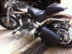 Sacoche Myleatherbikes Softail Breakout (1)